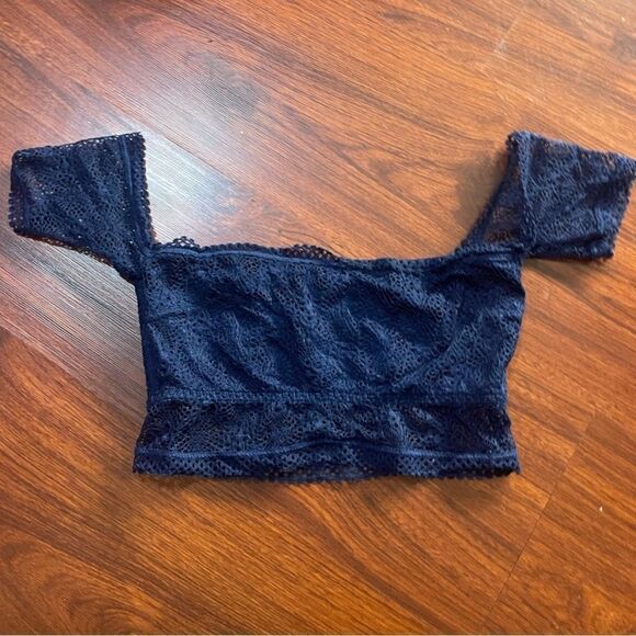 Victoria’s Secret Lace Bandeau
Bralette Off Shoulder top. Size small petite - Picture 8 of 9